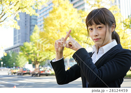 NGサインをする若いビジネスウーマン 28124459