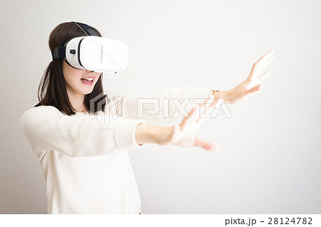 VR体験をする若い日本人の女性 28124782