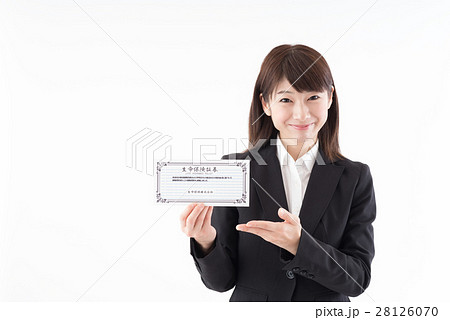 保険証券を持つ女性 保険証券を持つ女性 28126070