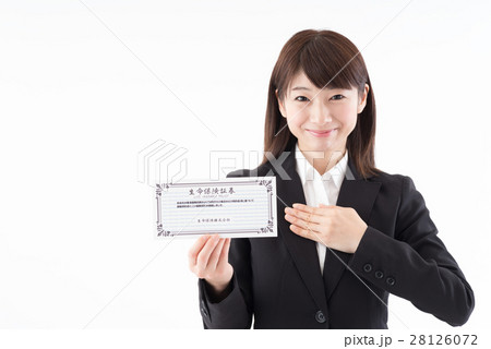 保険証券を持つ女性 保険証券を持つ女性 28126072