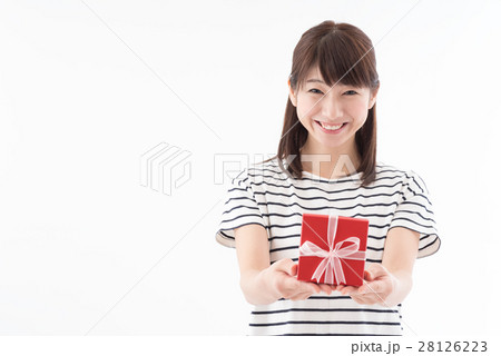 プレゼントをする女性 プレゼントをする女性 28126223