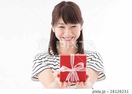 プレゼントをする女性 28126231
