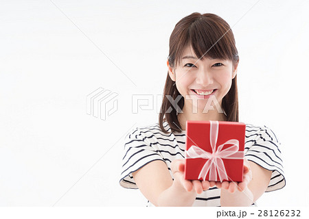 プレゼントをする女性 プレゼントをする女性 28126232