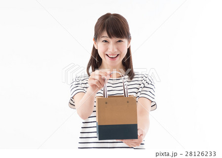 プレゼントをする女性　 28126233