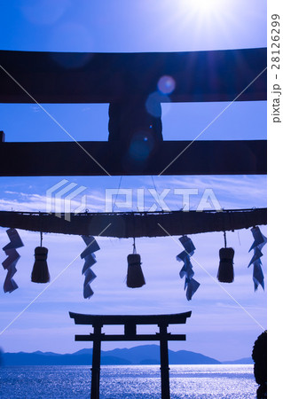 滋賀県高島市の琵琶湖に浮かぶ白鬚神社の鳥居を撮影したもの 28126299