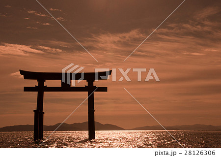 滋賀県高島市の琵琶湖に浮かぶ白鬚神社の鳥居を撮影したもの 28126306