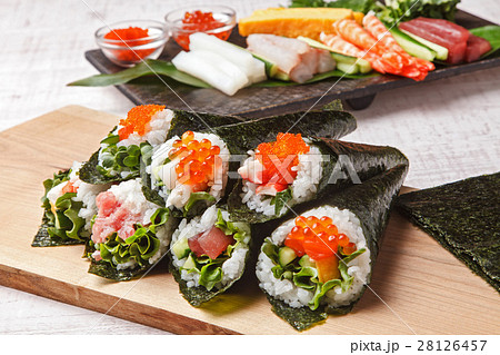 手巻き寿司 28126457