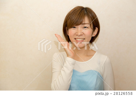 笑顔の女性　手のひら 28126558