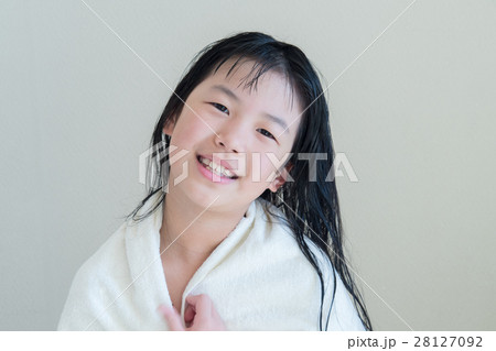 風呂上りの女の子の子供の写真素材