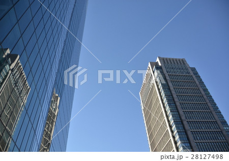 高層ビルと青空 鏡のように反射 高層ビルと青空 鏡のように反射 28127498