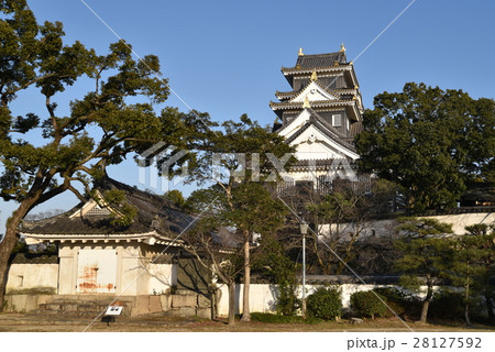 【日本100名城】岡山城　冬晴れの天守と廊下門　岡山県岡山市北区 28127592