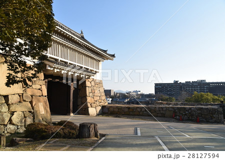 【日本100名城】岡山城不明門と岡山県庁と冬晴れの青空　岡山県岡山市北区 28127594