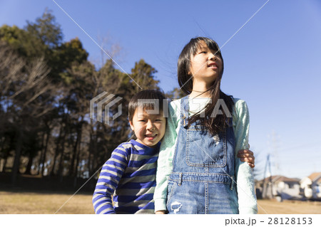姉弟 2人 屋外 公園 ポートレート 仲良し 青空 姉弟 2人 屋外 公園 ポートレート 仲良し 青空 28128153