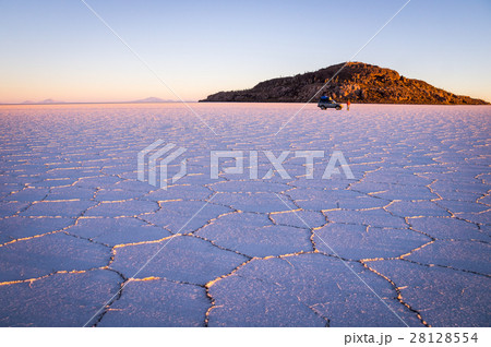 Sunrise with jeep at Salar de Uyuni, Bolivia 28128554