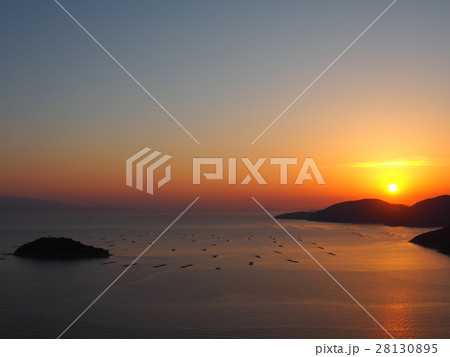 播磨灘の夕暮れ　夕日　日の入り　夕焼け 28130895