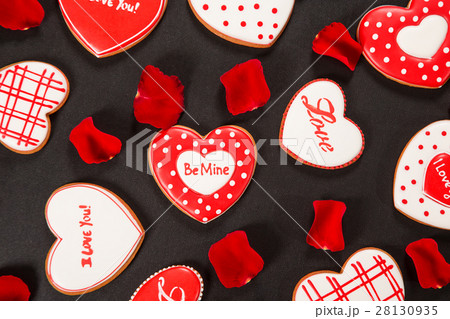 Beautiful gingerbread heart and red petals roses Beautiful gingerbread heart and red petals roses 28130935