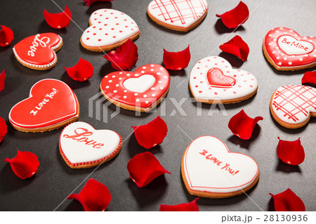 Beautiful gingerbread heart and red petals roses Beautiful gingerbread heart and red petals roses 28130936