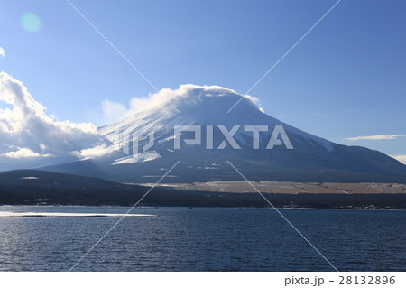 薄笠雲をかぶる富士山 薄笠雲をかぶる富士山 28132896