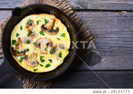 Scrambled eggs with mushrooms 28133773