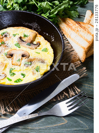 Scrambled eggs with mushrooms 28133776