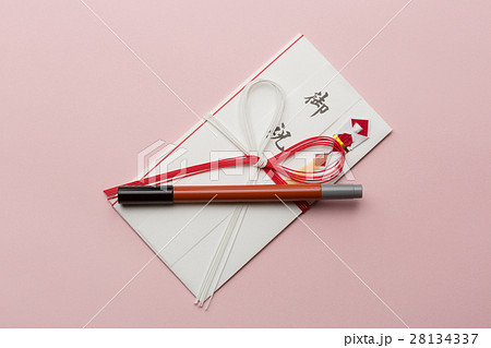 卒業、入学、就職などの門出にご祝儀袋でお祝いを 28134337