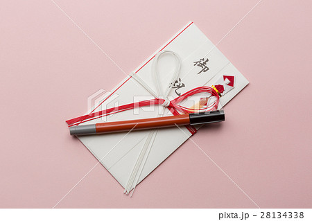 卒業、入学、就職などの門出にご祝儀袋でお祝いを 28134338