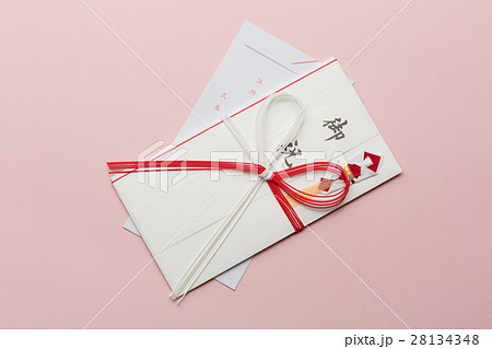 卒業、入学、就職などの門出にご祝儀袋でお祝いを 28134348