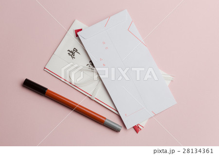 卒業、入学、就職などの門出にご祝儀袋でお祝いを 28134361