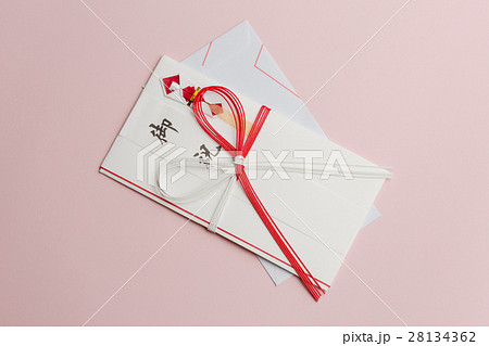 卒業、入学、就職などの門出にご祝儀袋でお祝いを 28134362