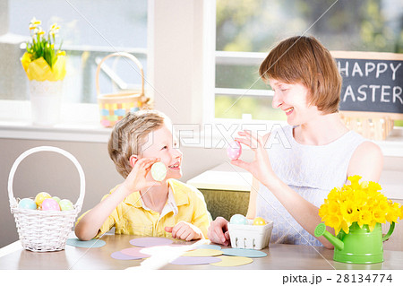 family at easter 28134774