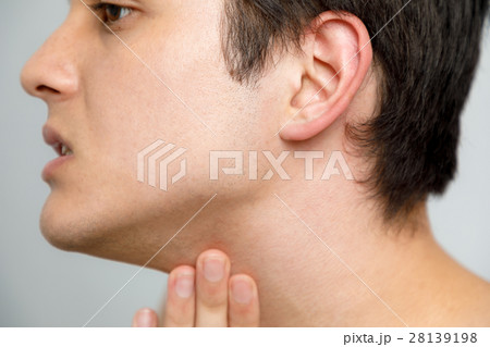 男性の顔クローズアップ 28139198