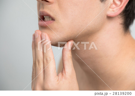 男性の顔クローズアップ 28139200