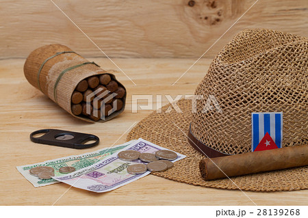 Siesta - cigars, straw hat and Cuban banknotes 28139268