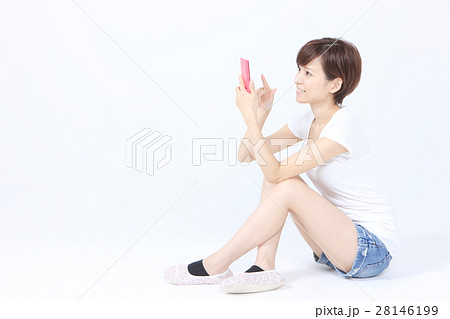 スマホと若い女性 28146199