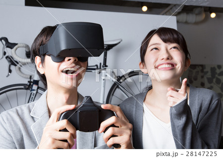 VRを楽しむ夫婦 28147225