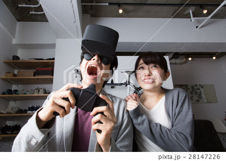 VRを楽しむ夫婦 28147226