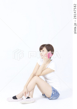 スマホと若い女性 28147582