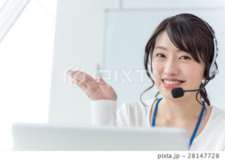 若い女性、ビジネスウーマン、オペレーター 若い女性、ビジネスウーマン、オペレーター 28147728