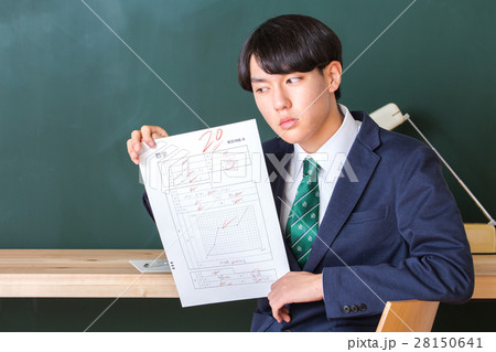 テストの答案を見せる生徒 28150641