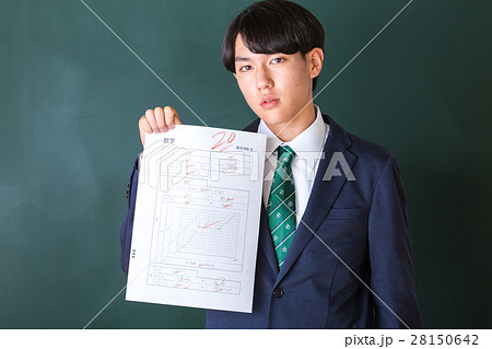 テストの答案を見せる生徒 28150642