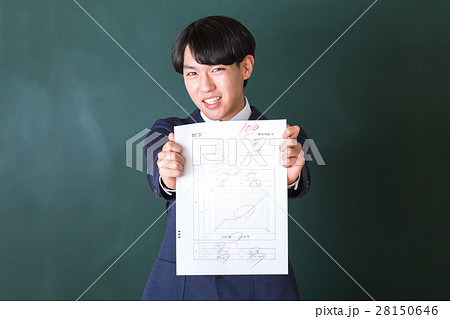 100点満点の答案を見せる生徒 28150646