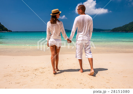 Couple in white on a beach 28151080