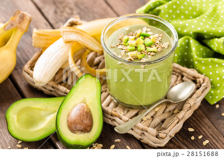 Avocado and banana smoothie with oats 28151688
