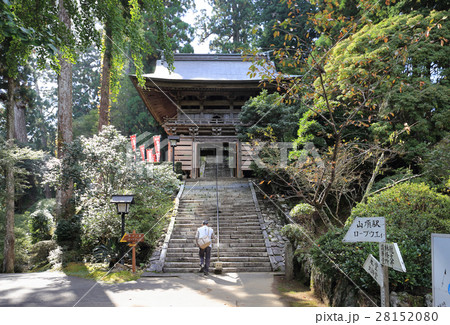 四国霊場第21番札所「太龍寺」鐘楼門とお遍路さん 28152080