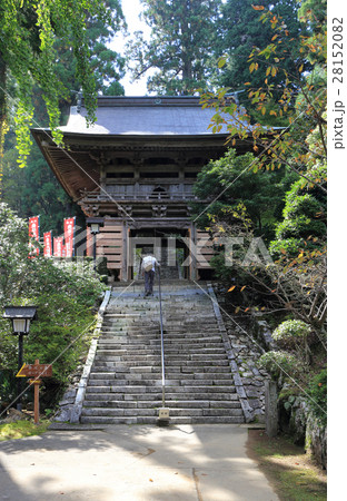 四国霊場第21番札所「太龍寺」鐘楼門とお遍路さん 28152082
