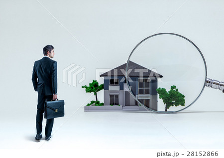 住宅の前のルーペと男性 28152866