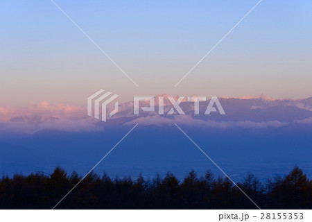 長野　朝日に照らされる北アルプス槍穂連峰 28155353