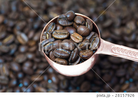 コーヒー豆とメジャースプーン コーヒー豆とメジャースプーン 28157926