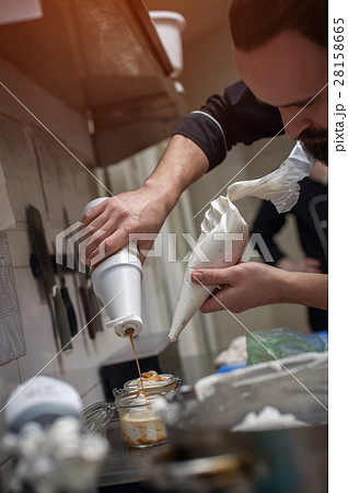 Male chef preparing ice cream in kitchen 28158665