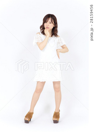 若い女性　ファッション ポートレート 28159456
